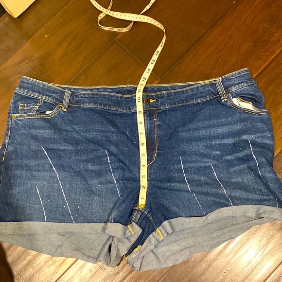 Old Navy Plus Size Denim Jean Shorts Paint Splatter Distressed size 24 Regular - Picture 5 of 6